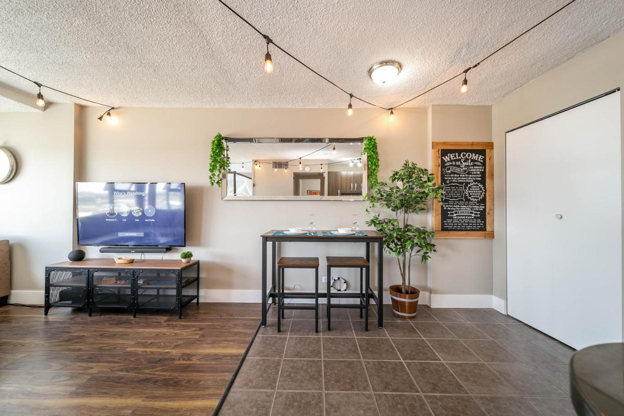 Rustic & Rogers Place, Free Parking! Apartment Edmonton Luaran gambar